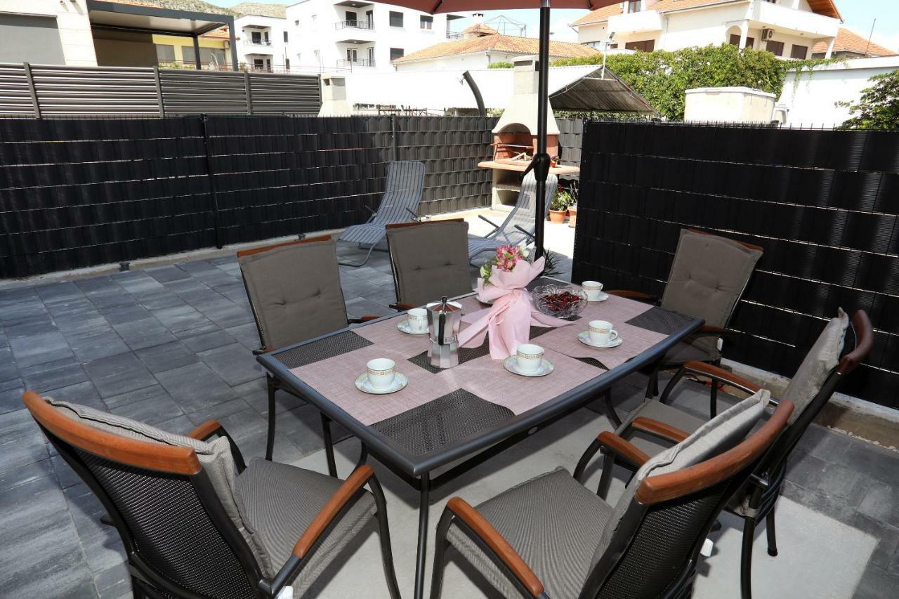 Apartment Little Marijeta Trogir Exteriör bild